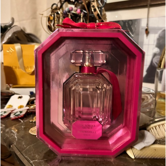 Bombshell Magic! - Picture 6 of 8